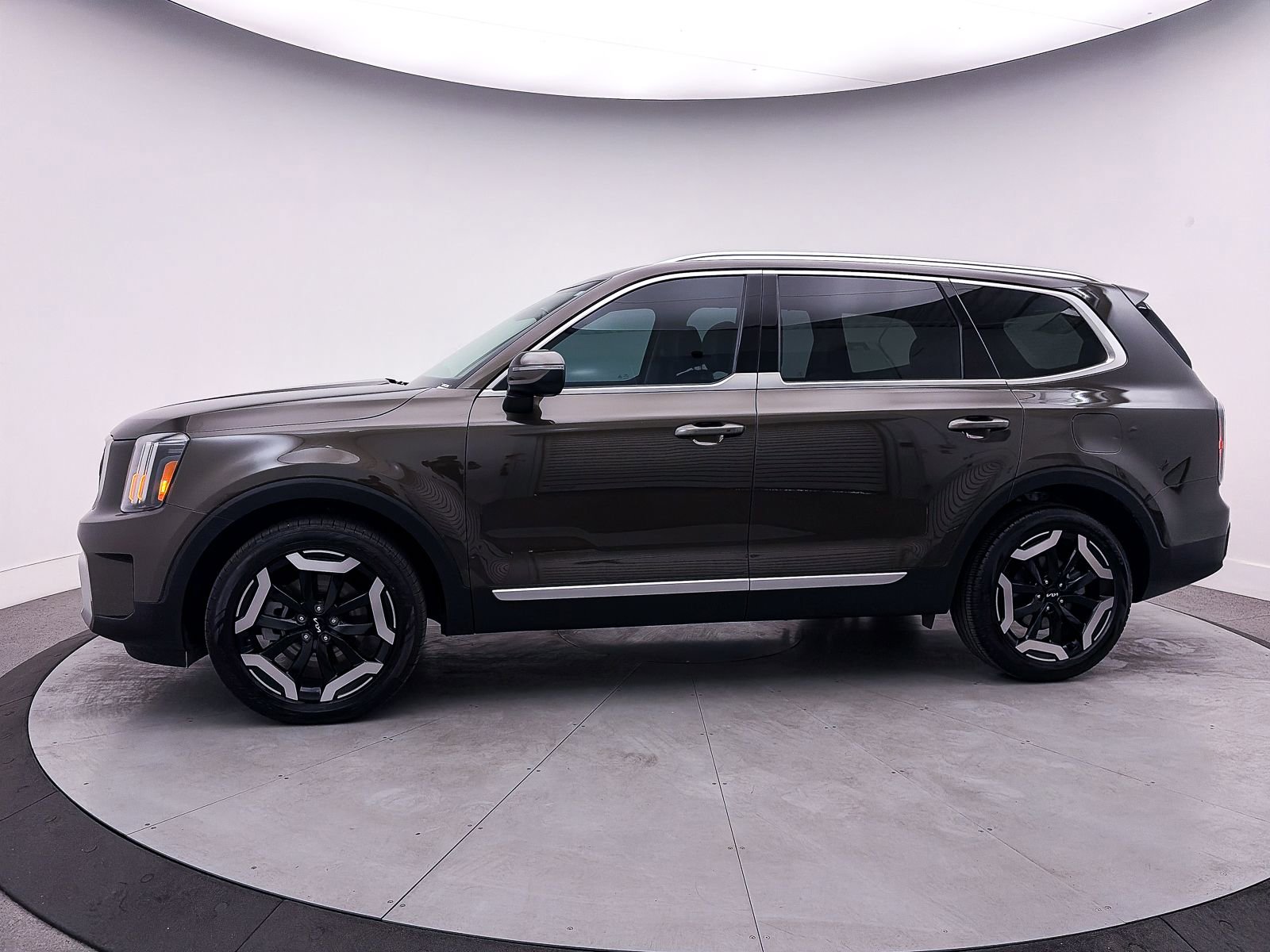 Used 2025 Kia Telluride EX w/ EX Captain's Chair Package image 43