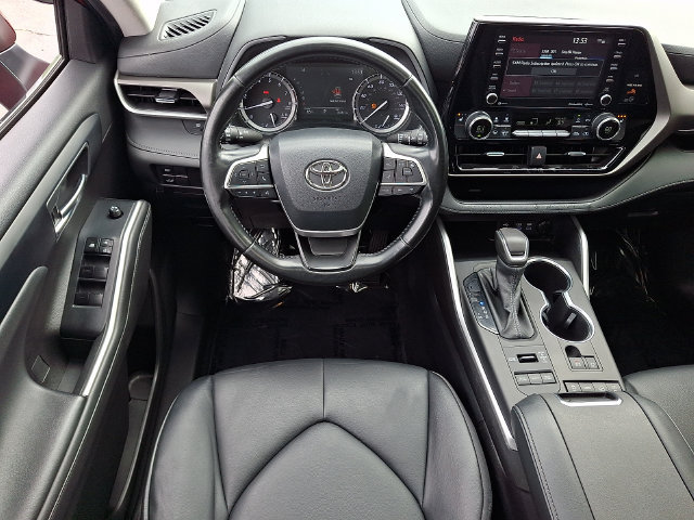 Used 2022 Toyota Highlander XLE AWD/4WD image 7