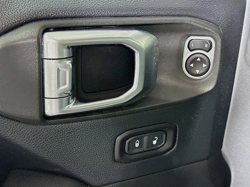 Used 2018 Jeep Wrangler Unlimited Sahara w/ Cold Weather Group image 18