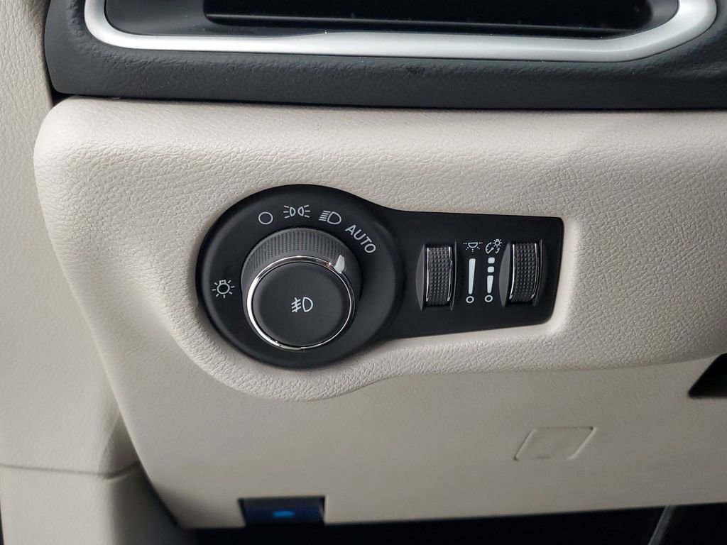 Used 2024 Chrysler Pacifica Touring-L image 11
