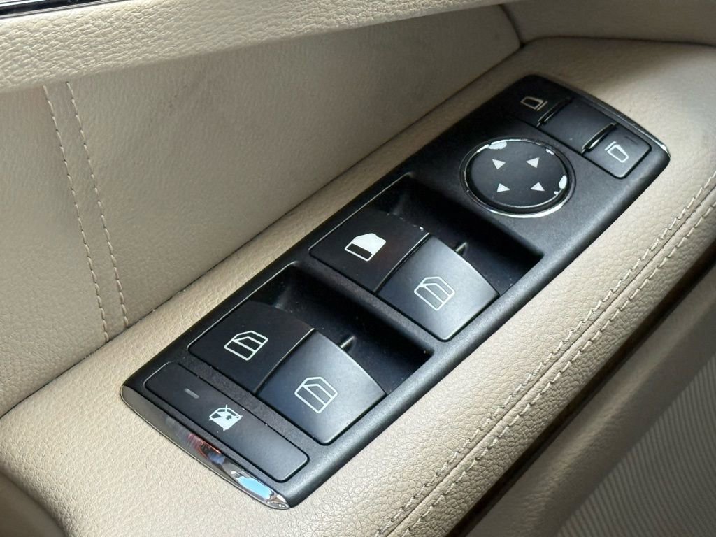 Used 2010 Mercedes-Benz E 350 4MATIC Sedan image 17