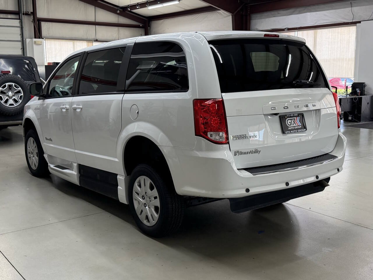 Used 2018 Dodge Grand Caravan SE FWD image 4