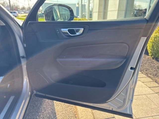 Used 2025 Volvo XC60 B5 Plus AWD/4WD image 15