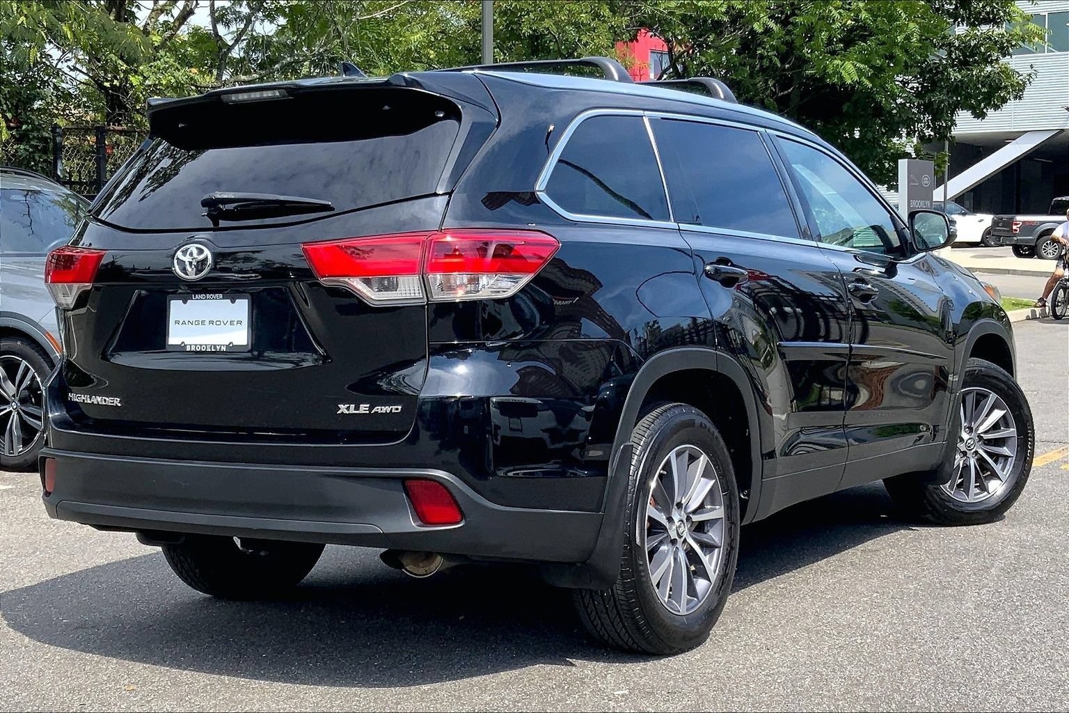 Used 2019 Toyota Highlander XLE AWD/4WD image 12