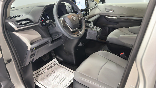 Used 2023 Toyota Sienna XLE FWD image 28