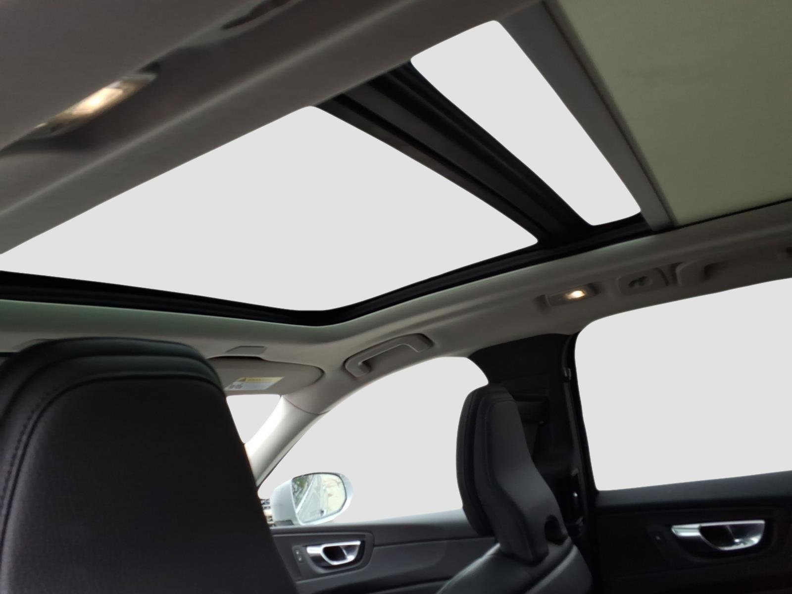 Used 2022 Volvo XC60 B5 Momentum w/ Advanced Package image 12