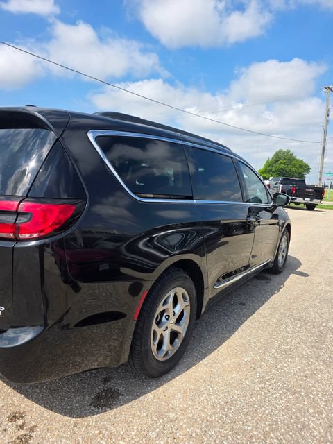 Used 2023 Chrysler Pacifica Limited FWD image 7