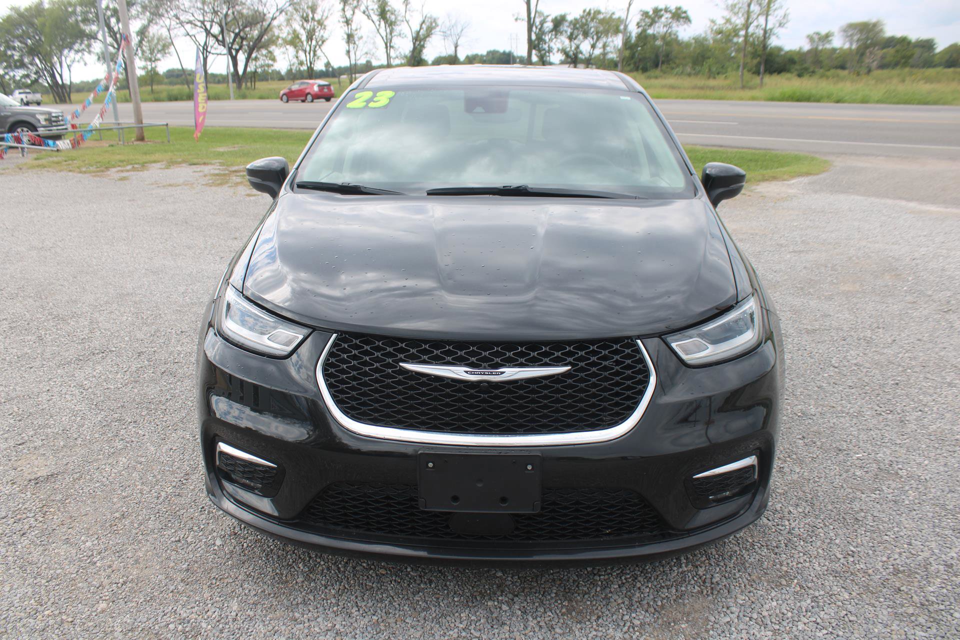 Used 2023 Chrysler Pacifica Touring-L image 2