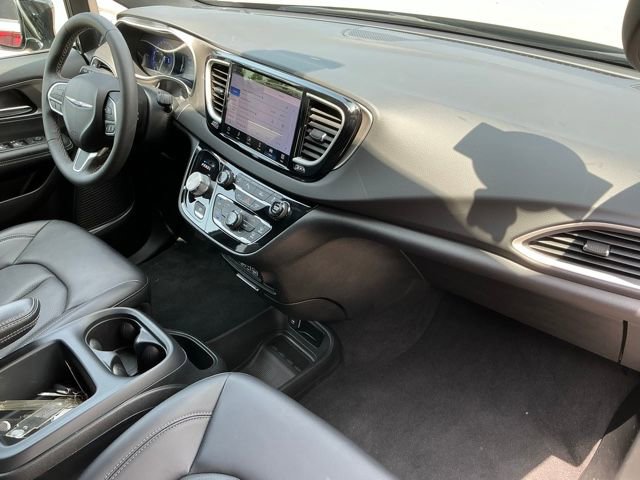 Used 2025 Chrysler Pacifica Select FWD image 17