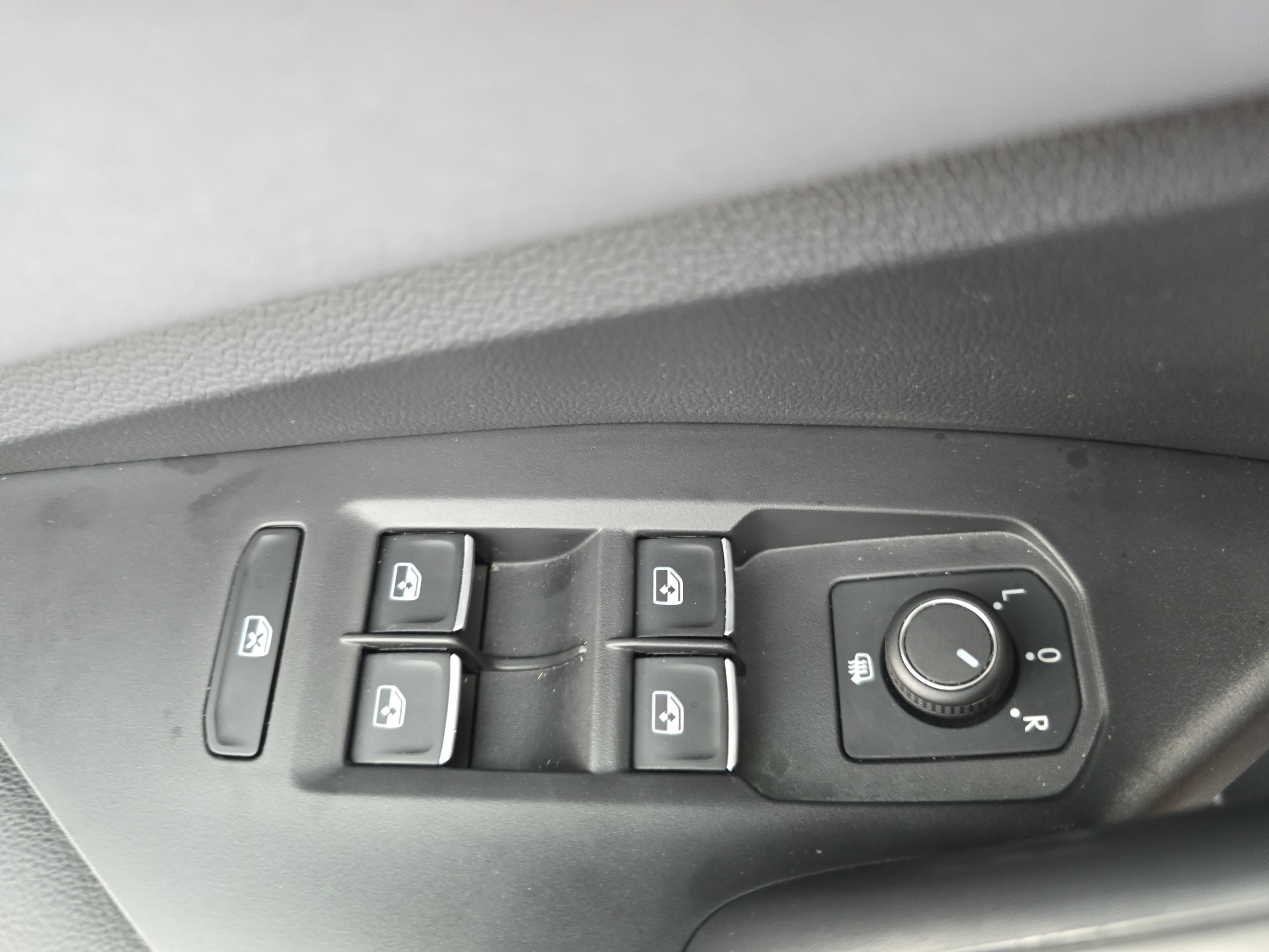 Certified 2025 Volkswagen Jetta SE w/ Sunroof Package FWD image 27