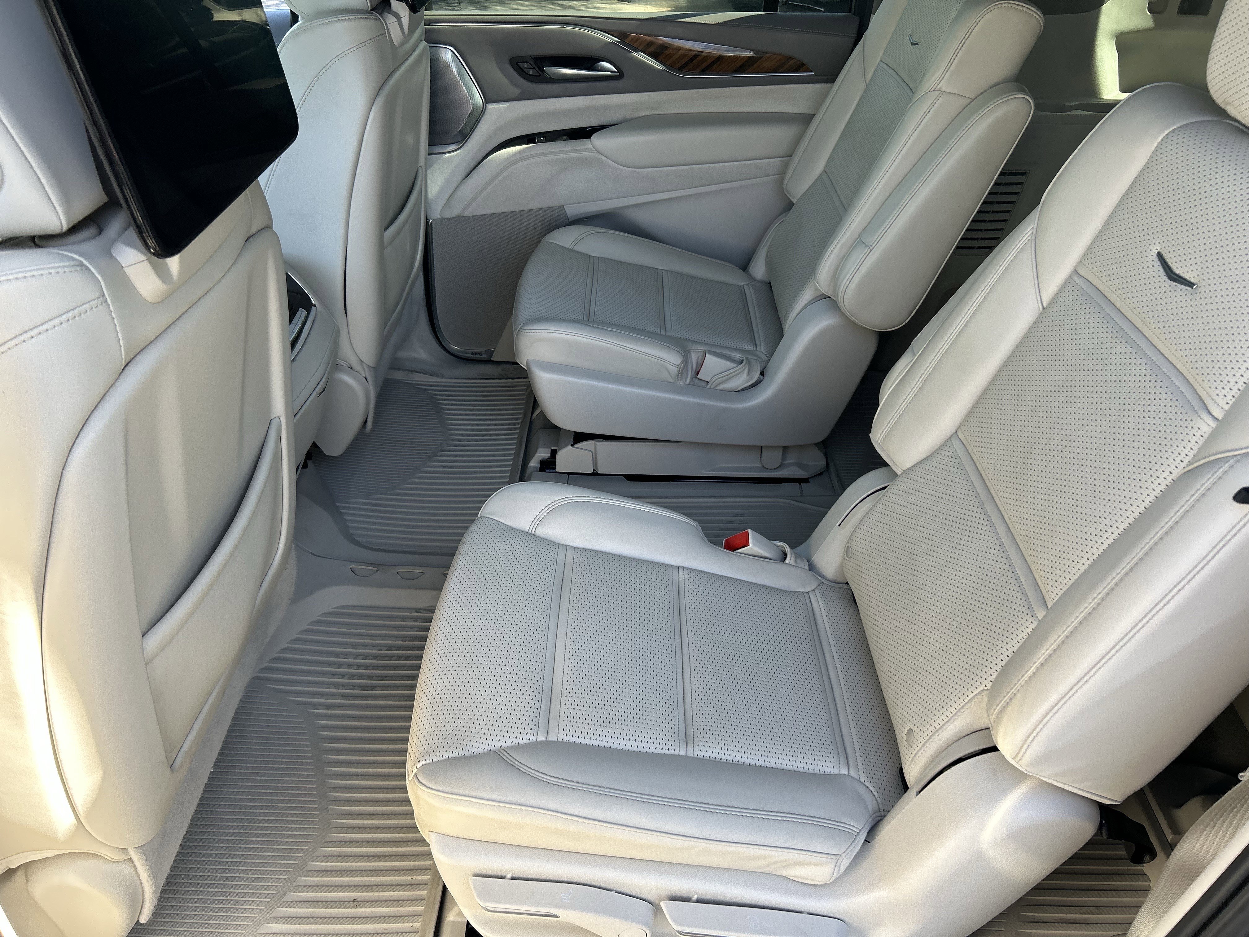 Used 2024 Cadillac Escalade ESV Sport Platinum w/ LPO, ONYX Package AWD/4WD image 16
