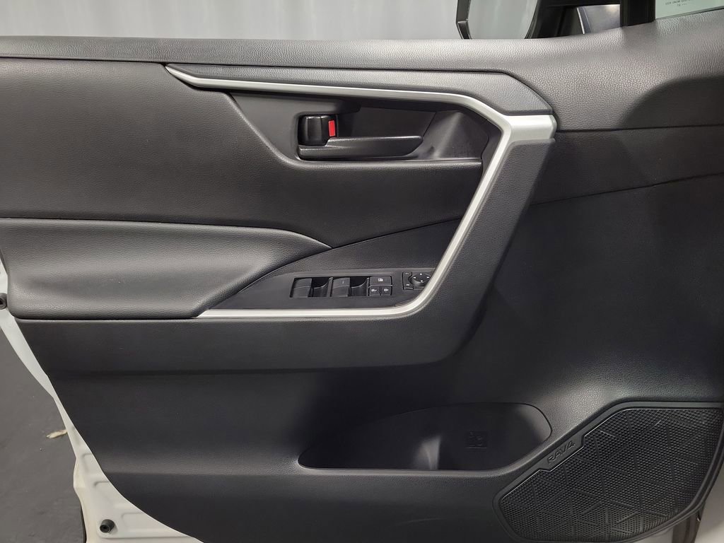 Used 2022 Toyota RAV4 LE AWD/4WD image 22