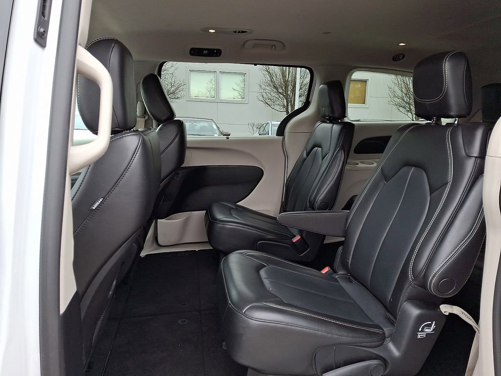 Used 2023 Chrysler Pacifica Touring-L image 13