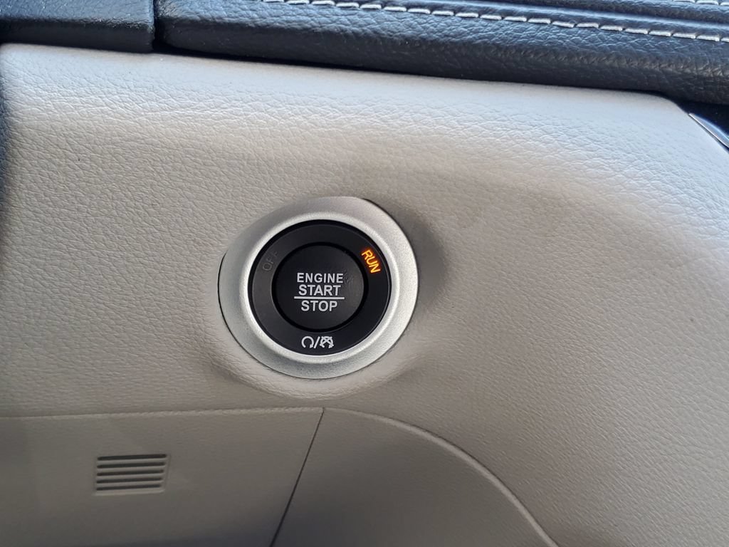 Used 2024 Chrysler Pacifica Limited FWD image 16