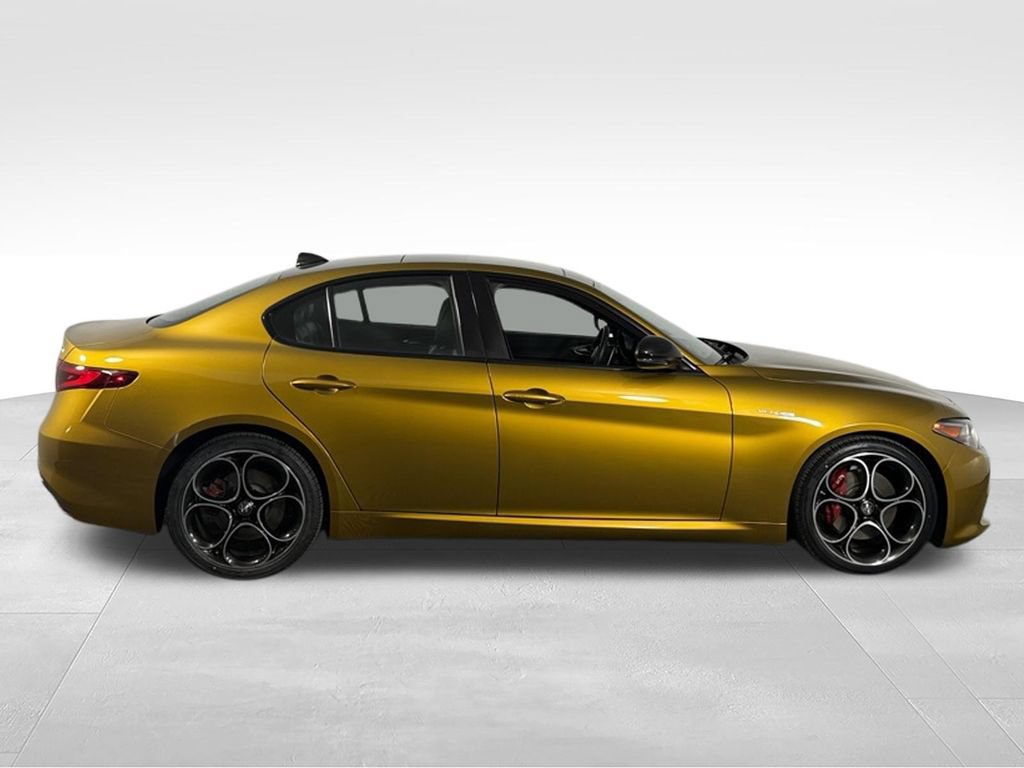 Used 2023 Alfa Romeo Giulia Veloce RWD image 4