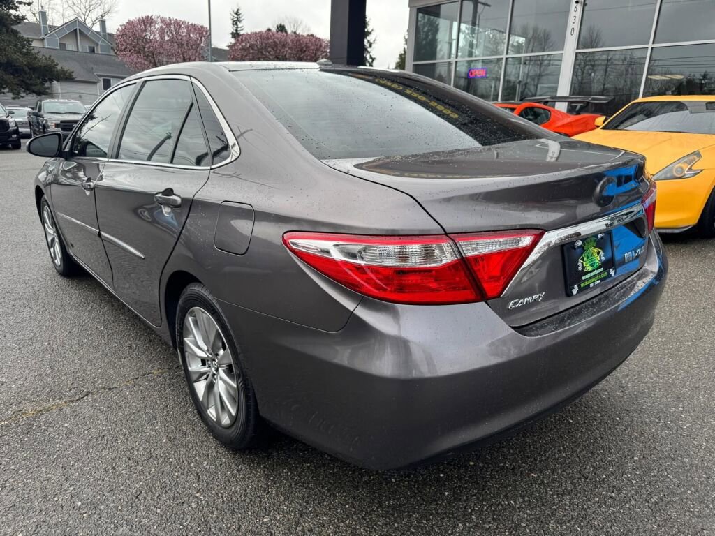 Used 2015 Toyota Camry XLE w/ Moonroof Package image 3