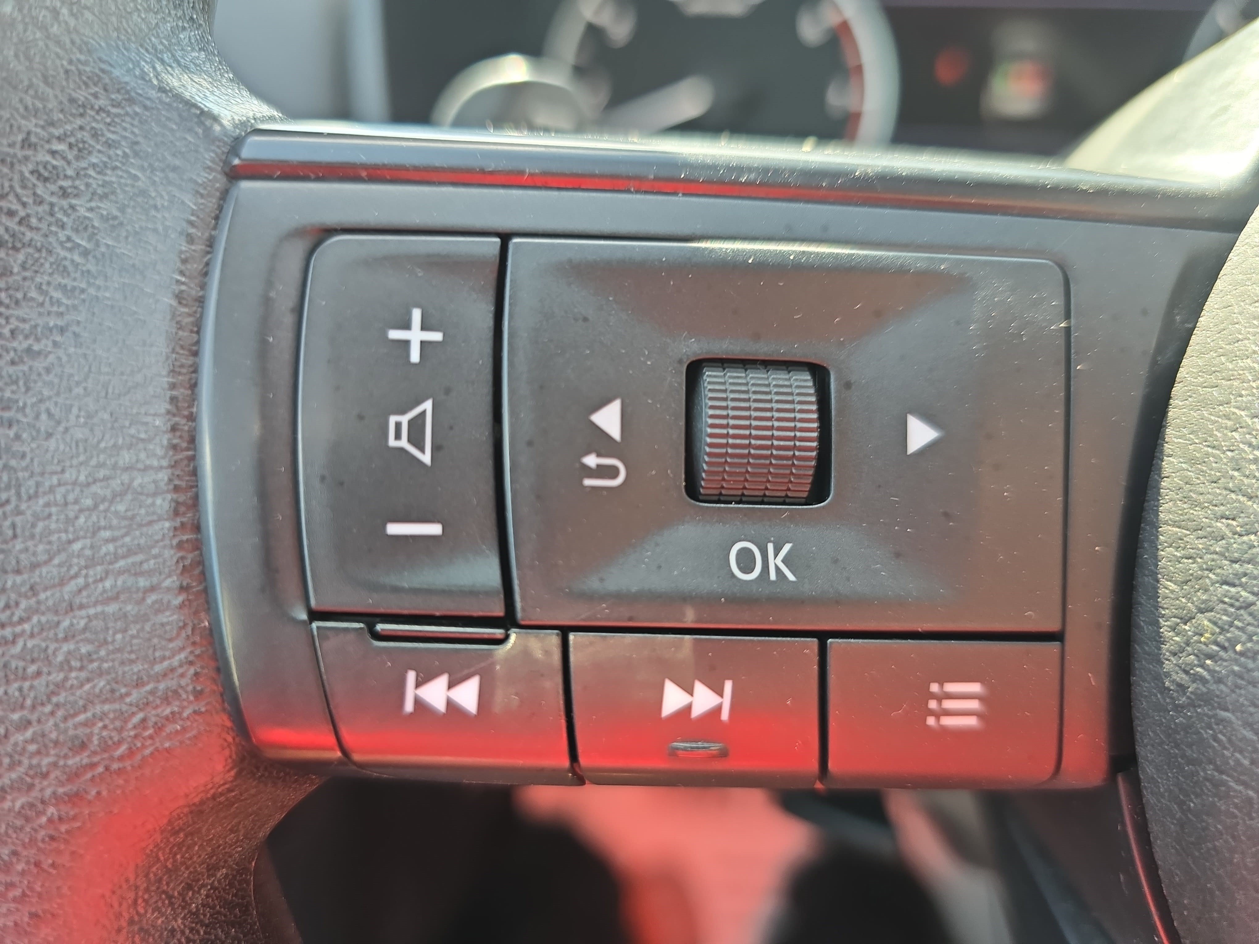 Used 2024 Nissan Rogue SV AWD/4WD image 17