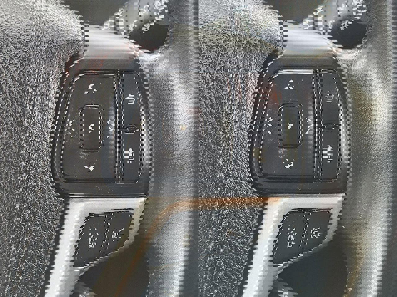 Used 2017 Toyota Highlander SE image 28