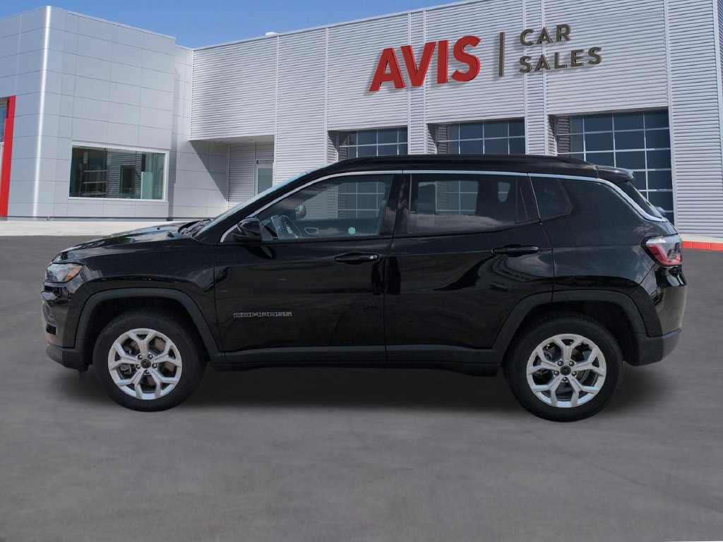 Used 2025 Jeep Compass Latitude w/ Sun & Sound Group AWD/4WD image 10