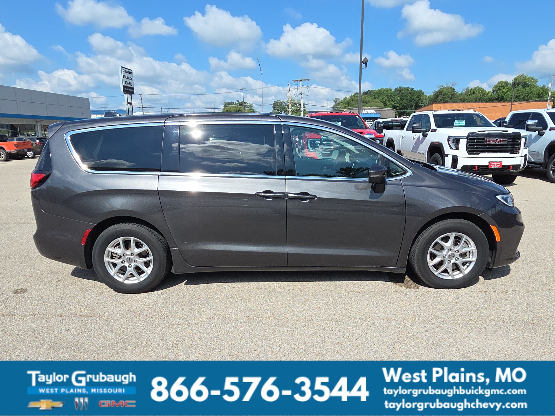 Used 2023 Chrysler Pacifica Touring-L FWD image 9