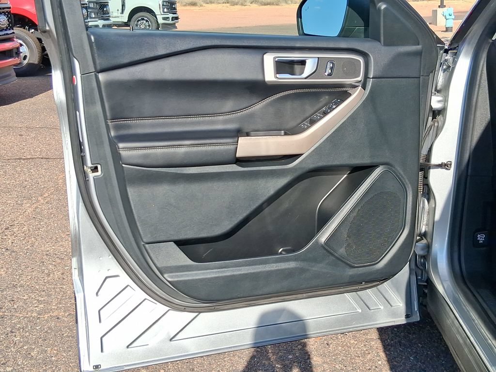 Used 2023 Ford Explorer XLT w/ Equipment Group 202A RWD image 10