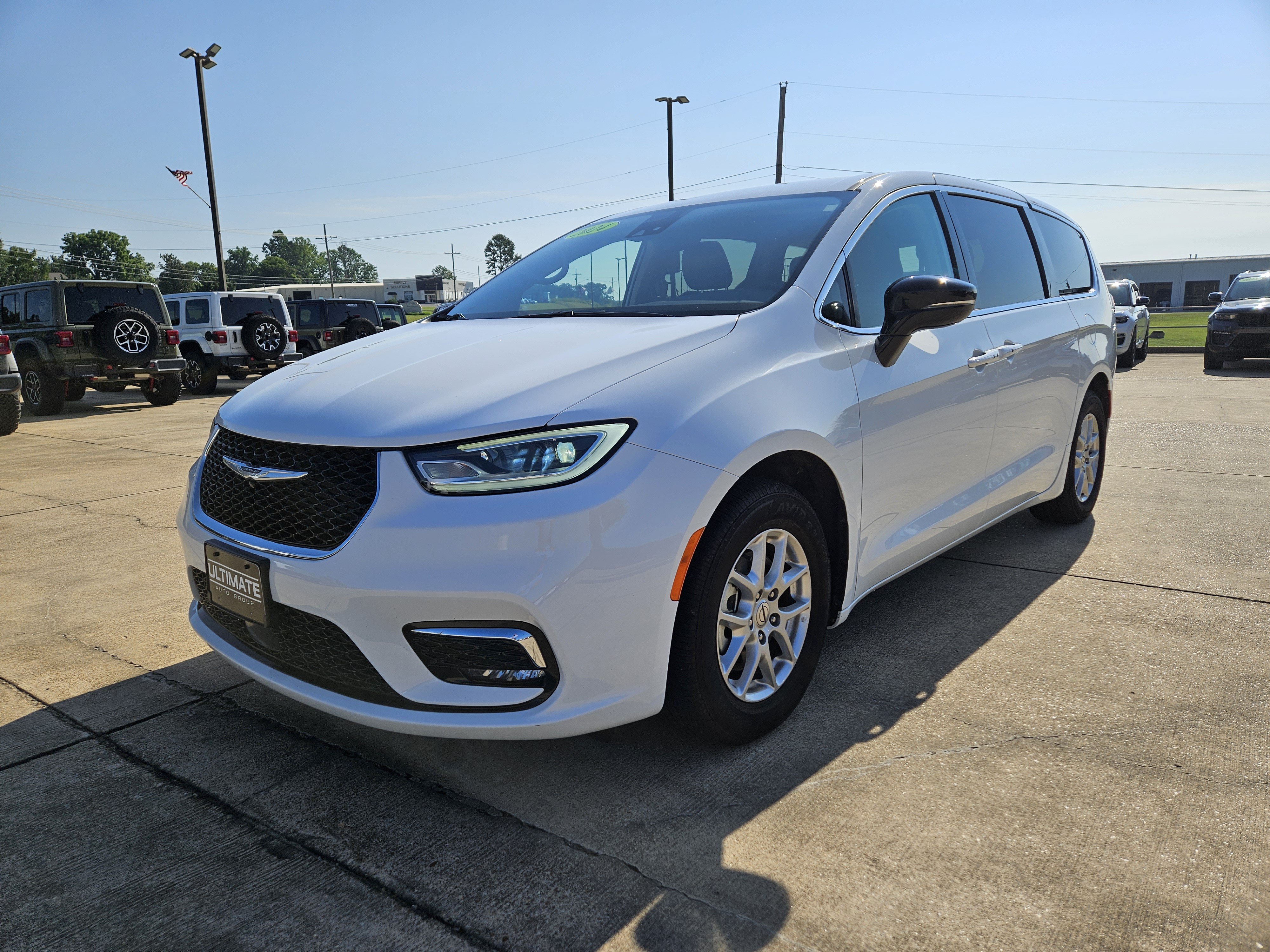 Used 2024 Chrysler Pacifica Touring-L FWD image 2