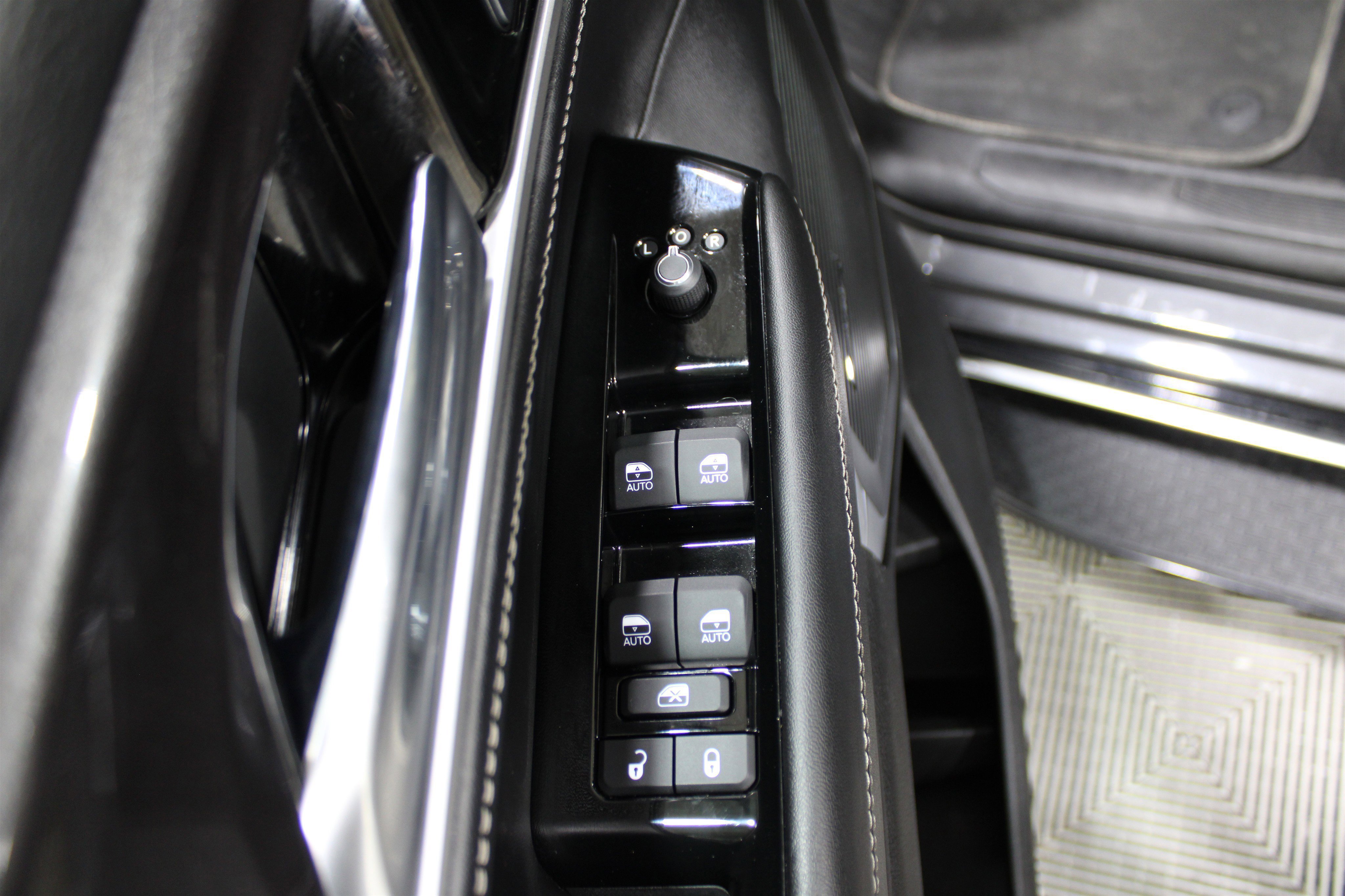 Used 2024 Jeep Wagoneer 4WD w/ Premium Group I image 8