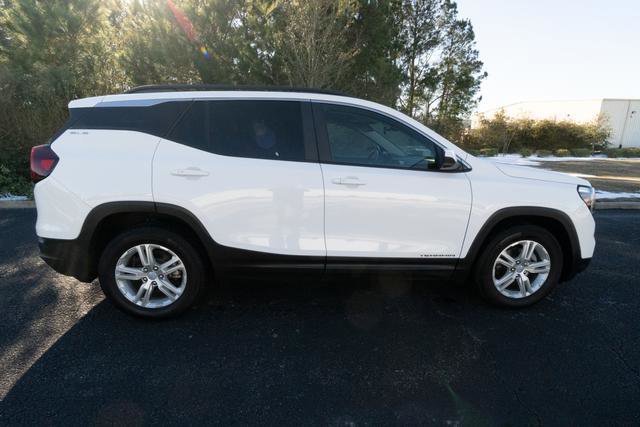 Used 2024 GMC Terrain SLE w/ Driver Convenience Package image 2