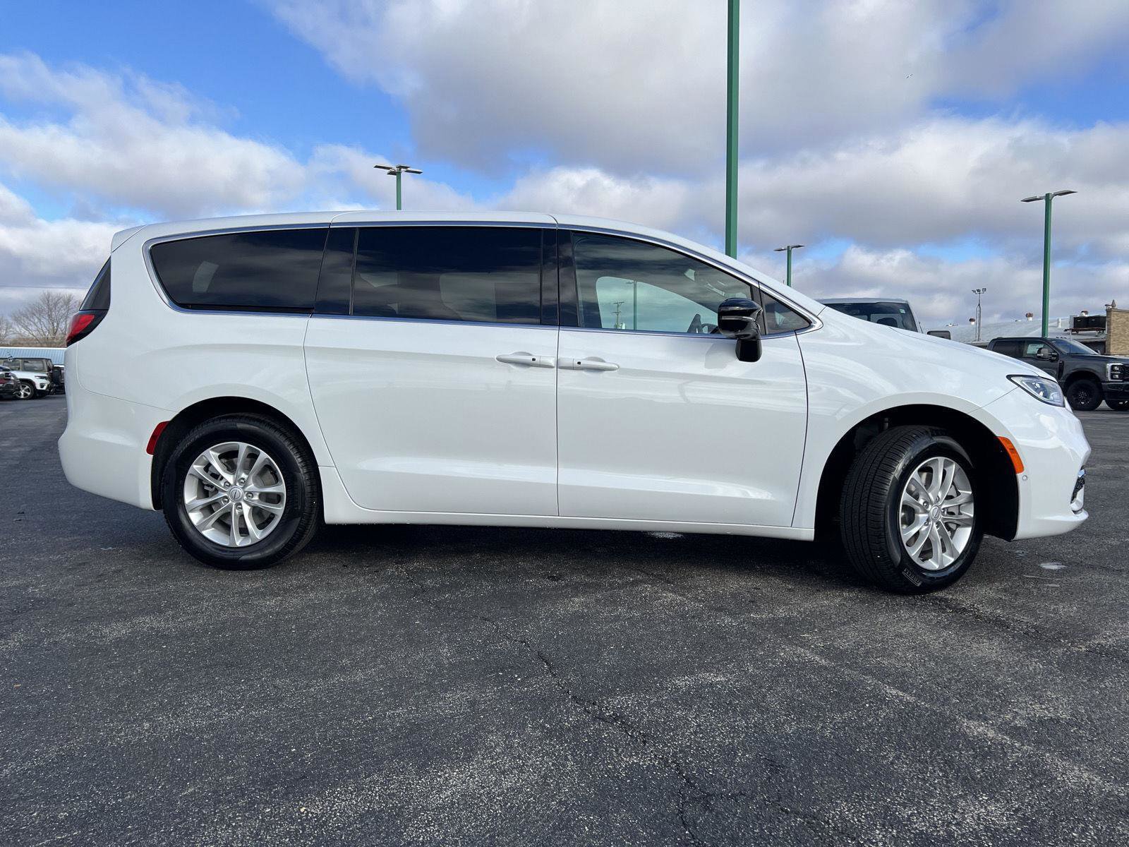 New 2026 Chrysler Pacifica Select image 3