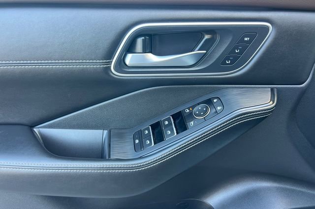 Used 2023 Nissan Rogue Platinum image 11