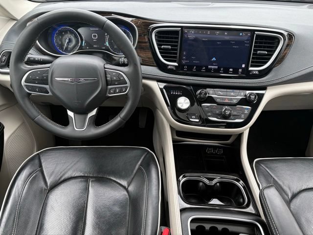 Used 2023 Chrysler Pacifica Limited FWD image 3