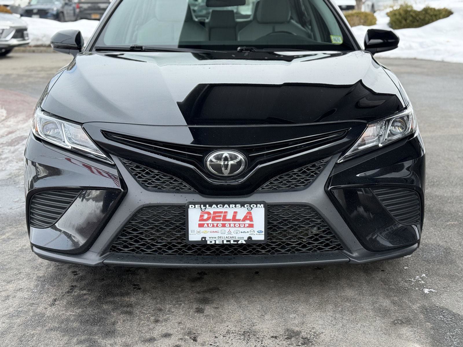 Used 2020 Toyota Camry SE image 2