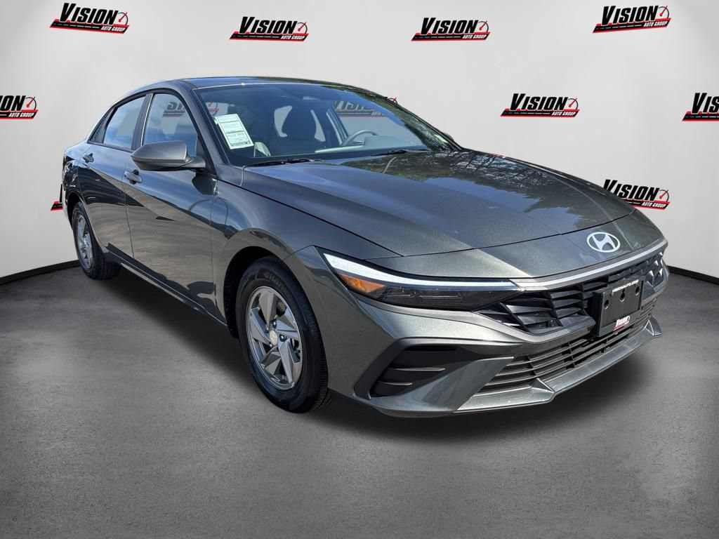 Certified 2025 Hyundai Elantra SE FWD image 3