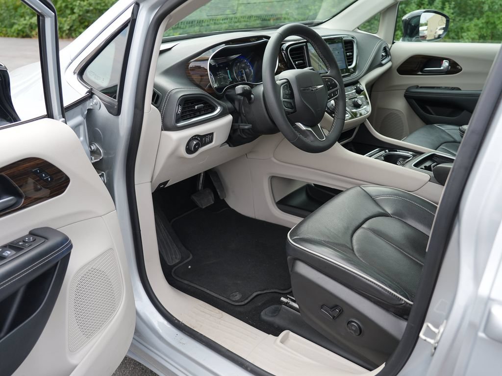 Used 2024 Chrysler Pacifica Limited FWD image 13