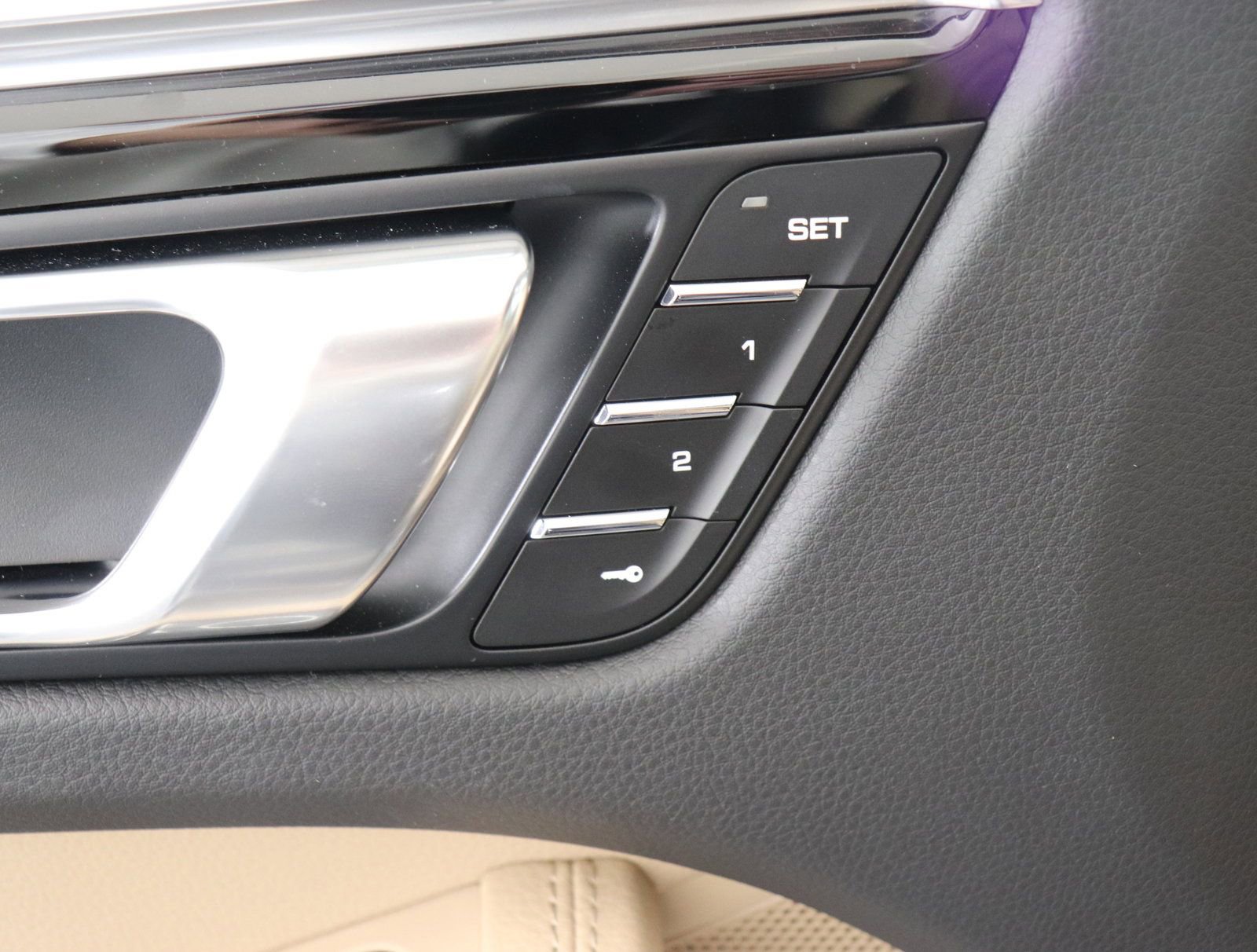 Used 2025 Porsche Macan image 28