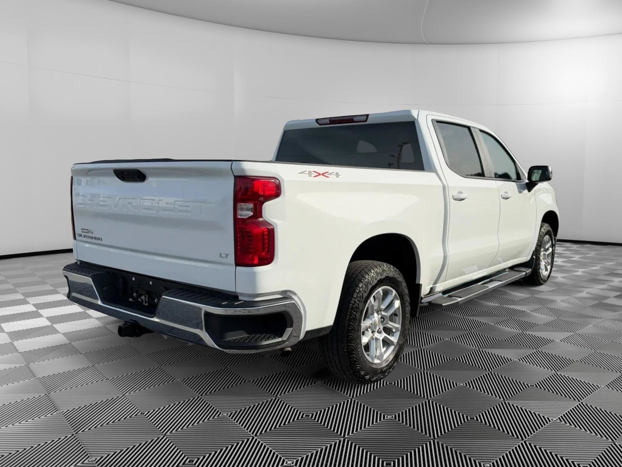 Used 2023 Chevrolet Silverado 1500 LT AWD/4WD image 4
