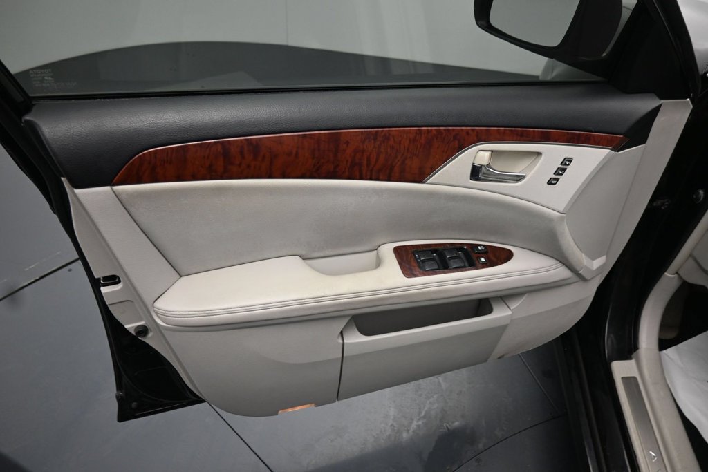 Used 2011 Toyota Avalon Limited FWD image 18