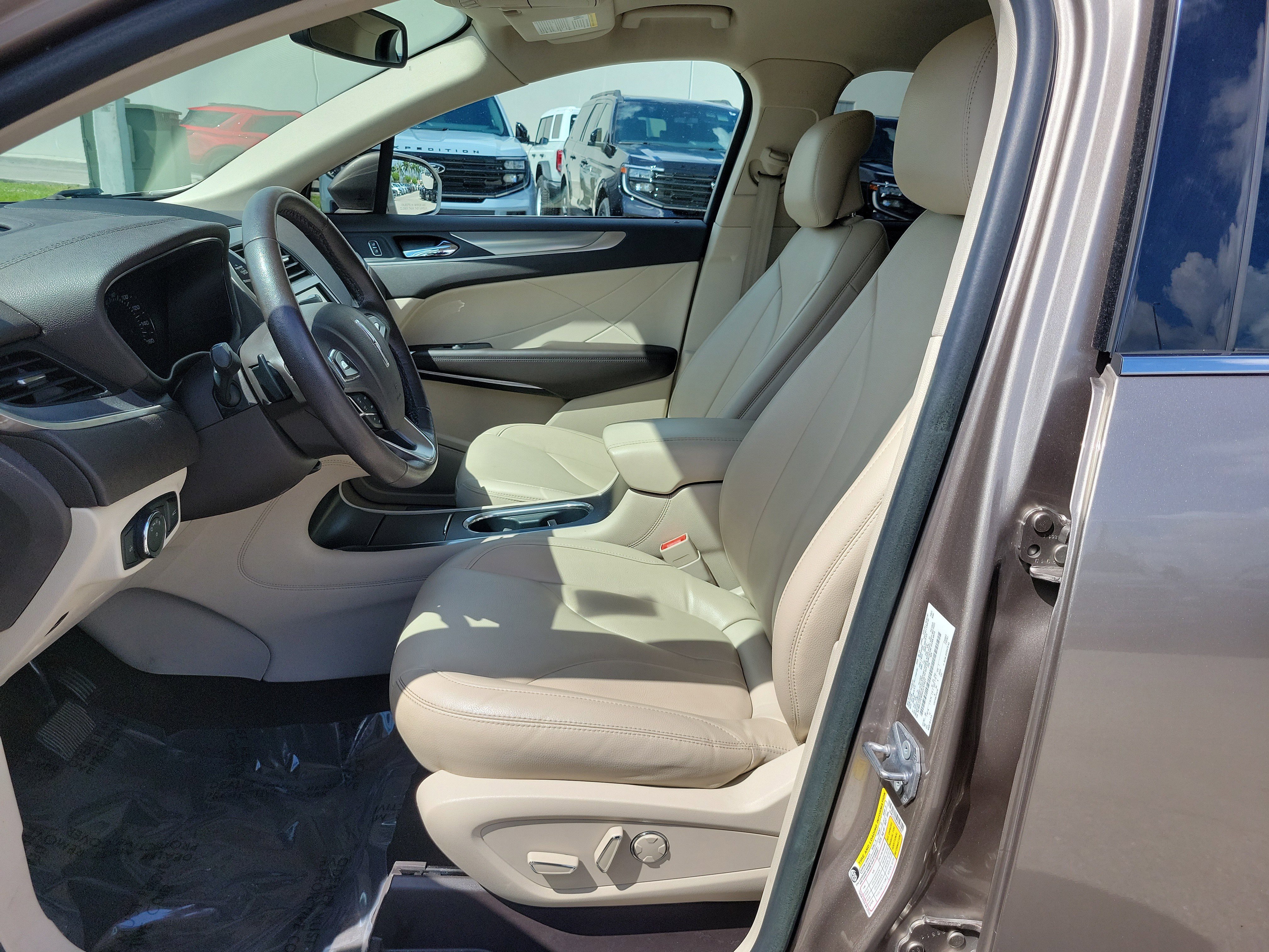 Used 2019 Lincoln MKC Premiere FWD image 11
