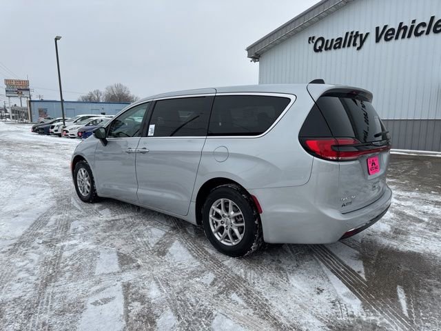 Used 2024 Chrysler Pacifica Touring-L image 18