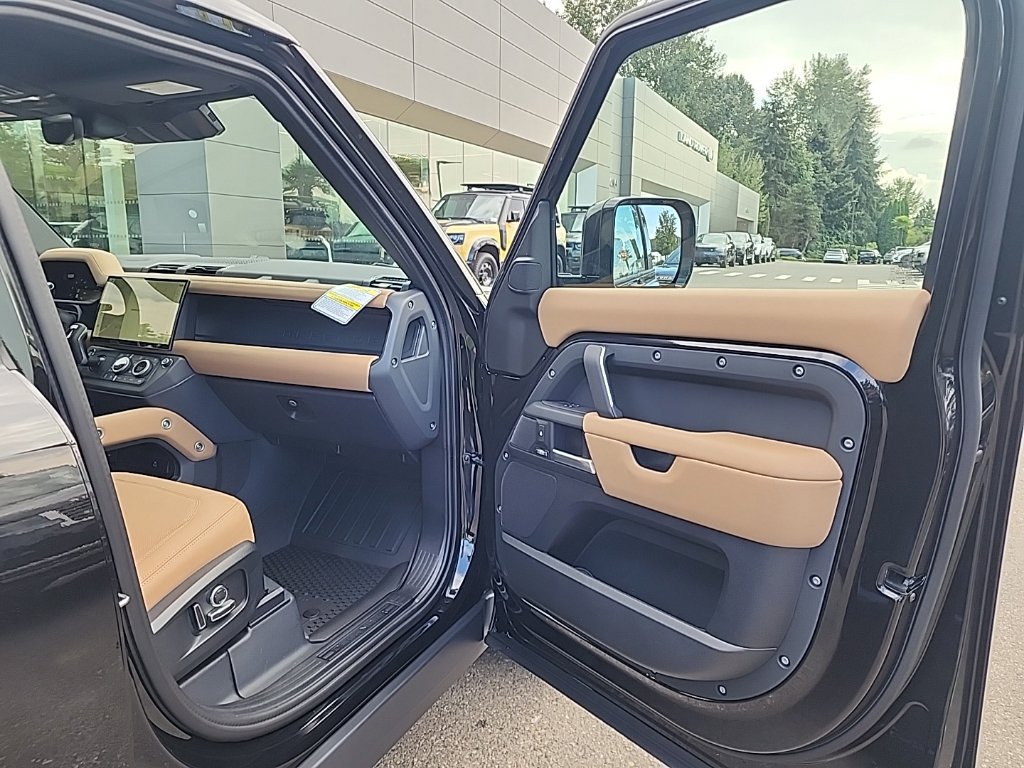 New 2026 Land Rover Defender 130 X-Dynamic SE AWD/4WD image 19