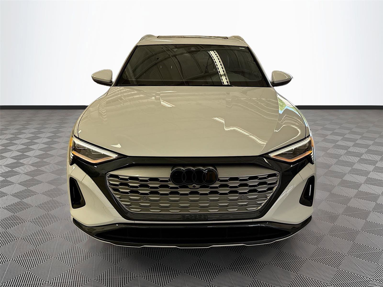 Used 2024 Audi Q8 e-tron Premium Plus w/ Premium Plus Package AWD/4WD image 2