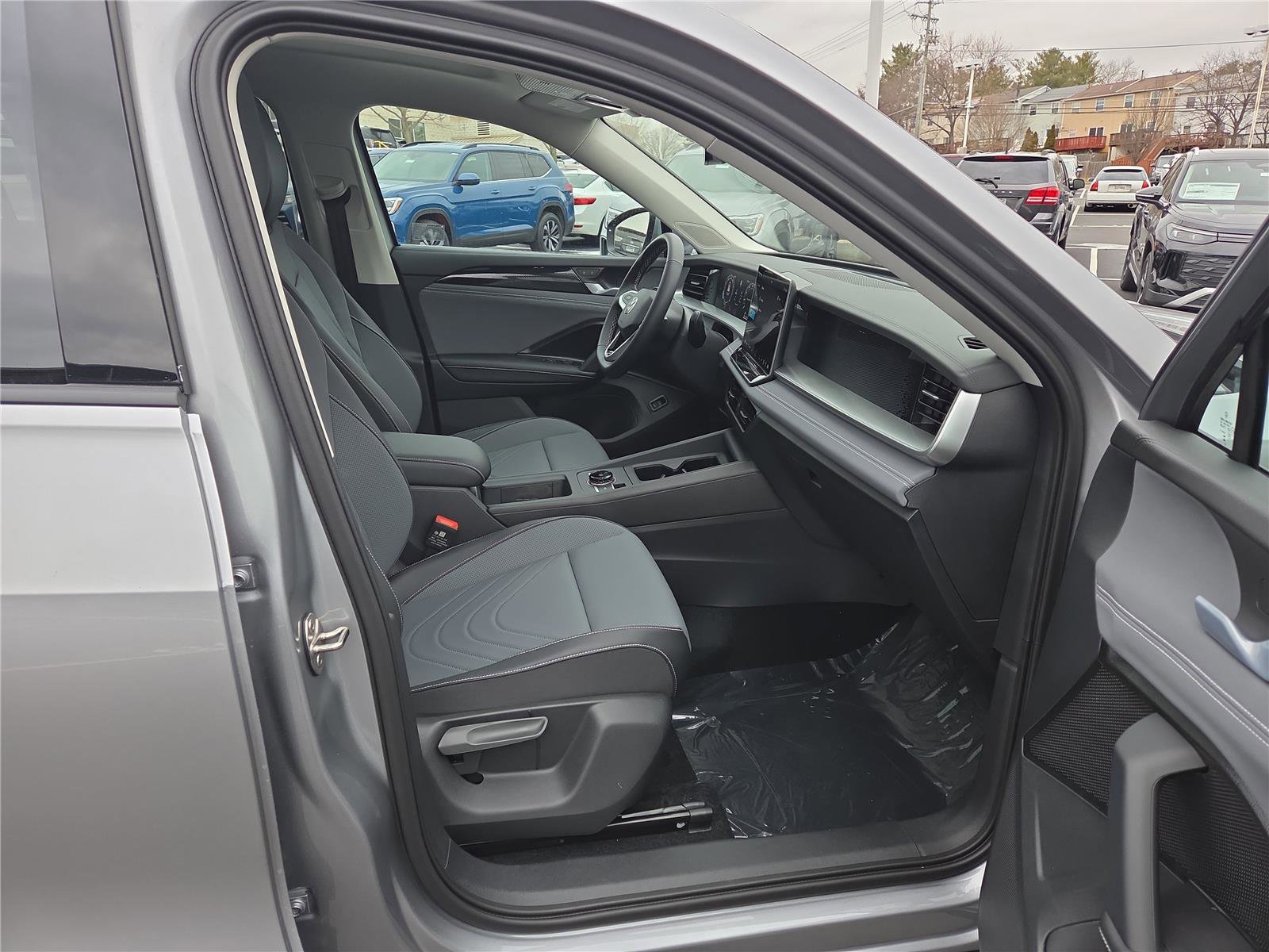 New 2026 Volkswagen Tiguan SE image 28