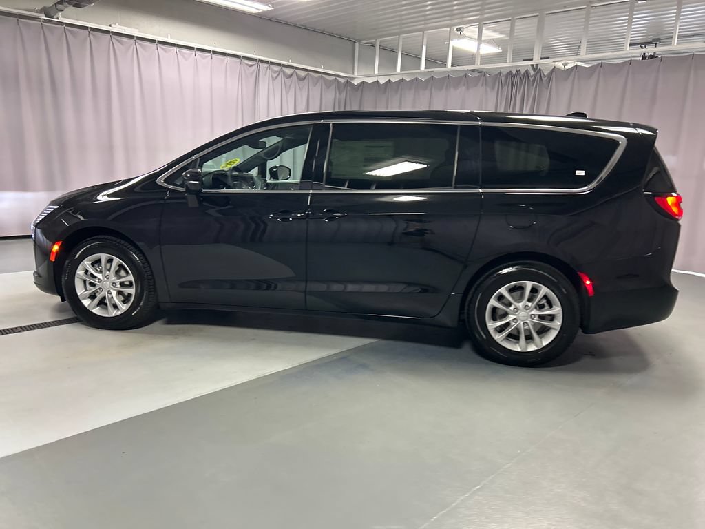 New 2027 Chrysler Pacifica Select FWD image 4