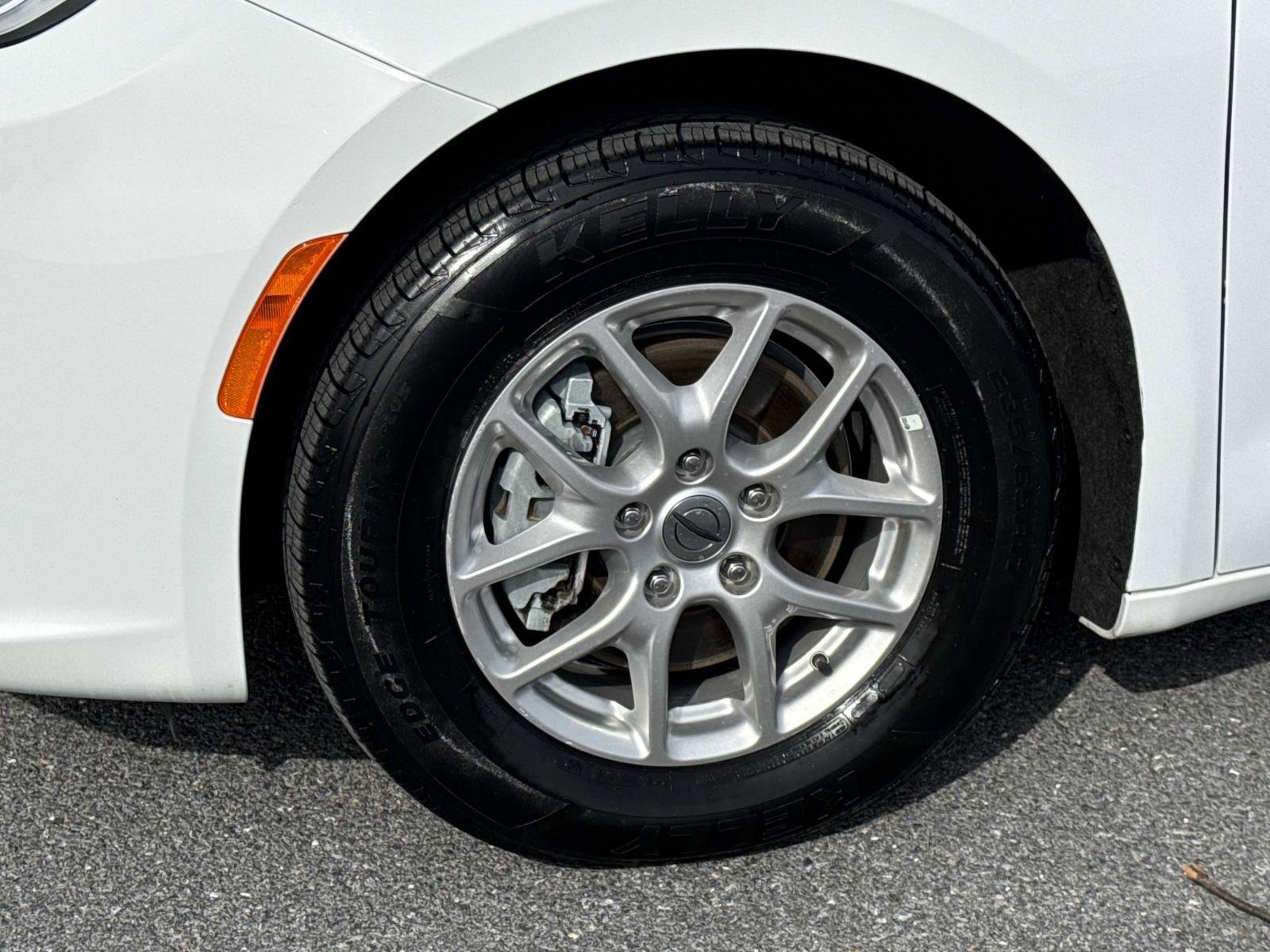 Used 2024 Chrysler Pacifica Touring-L image 29