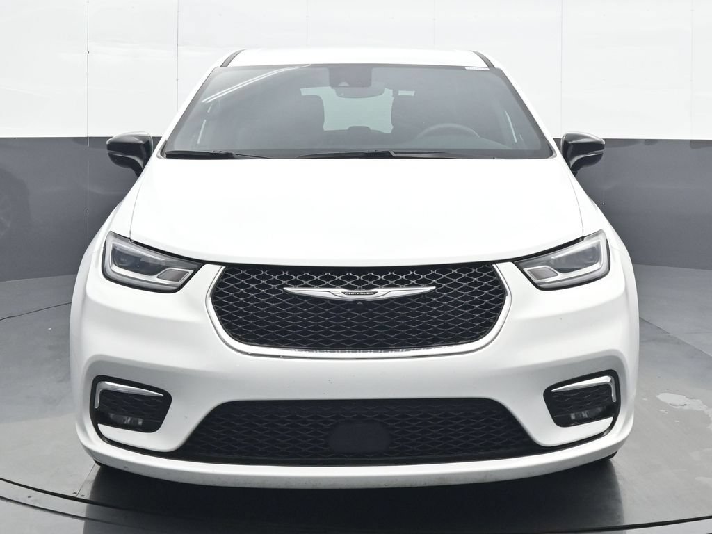 Used 2025 Chrysler Pacifica Select
