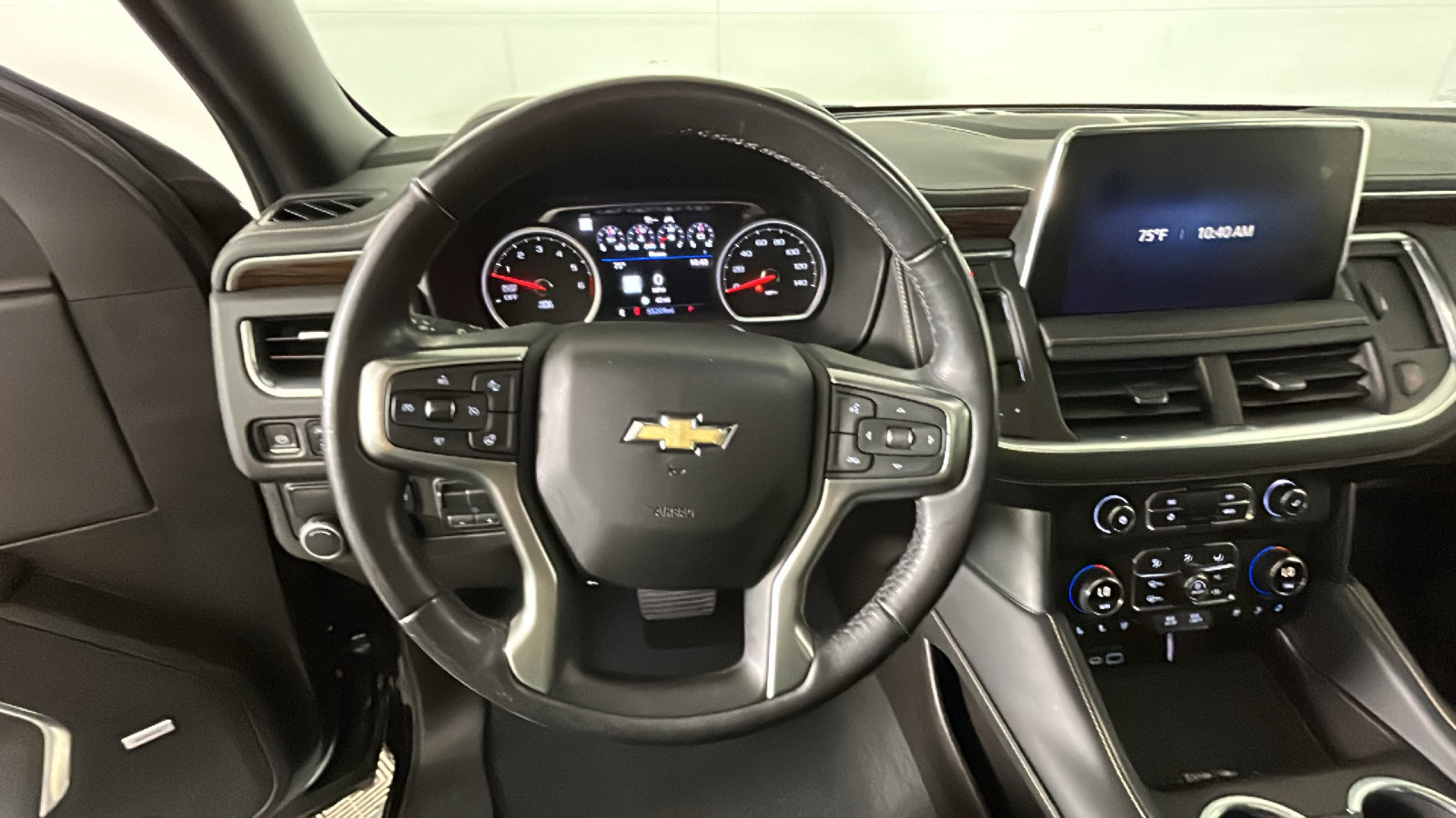 Used 2021 Chevrolet Suburban Premier w/ Premium Package RWD image 17