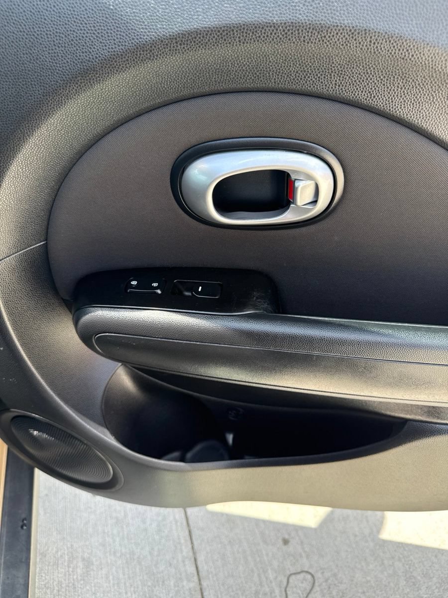 Used 2015 Kia Soul FWD image 24