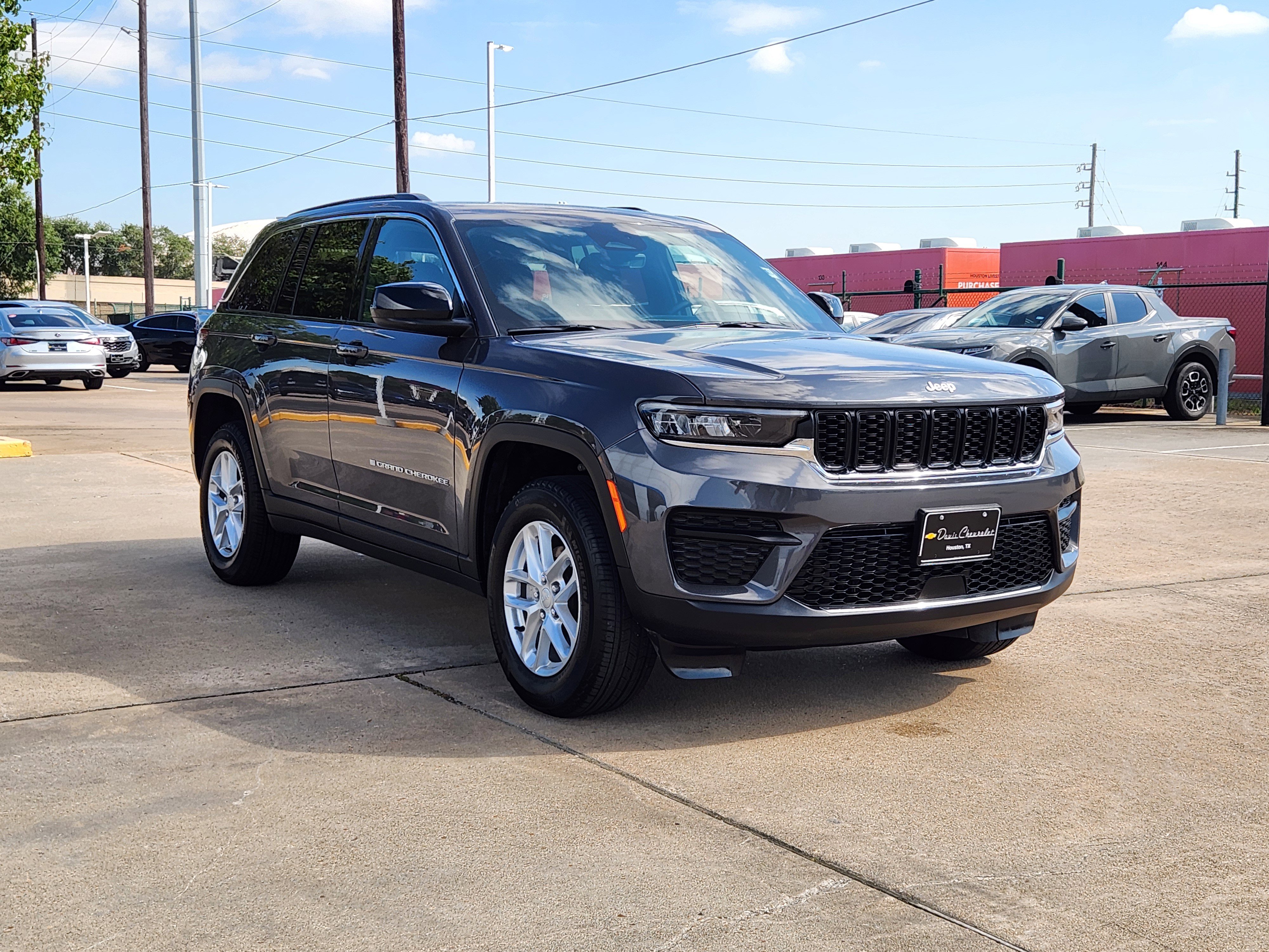 Used 2025 Jeep Grand Cherokee Laredo X image 4