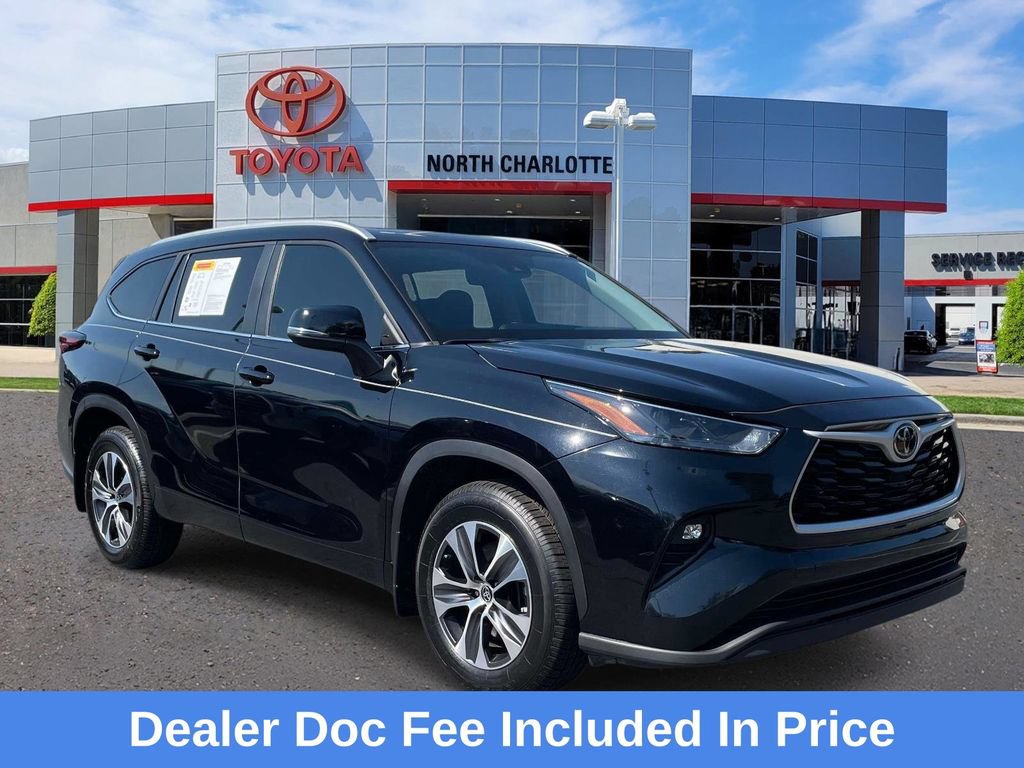 Used 2024 Toyota Highlander XLE AWD/4WD image 1