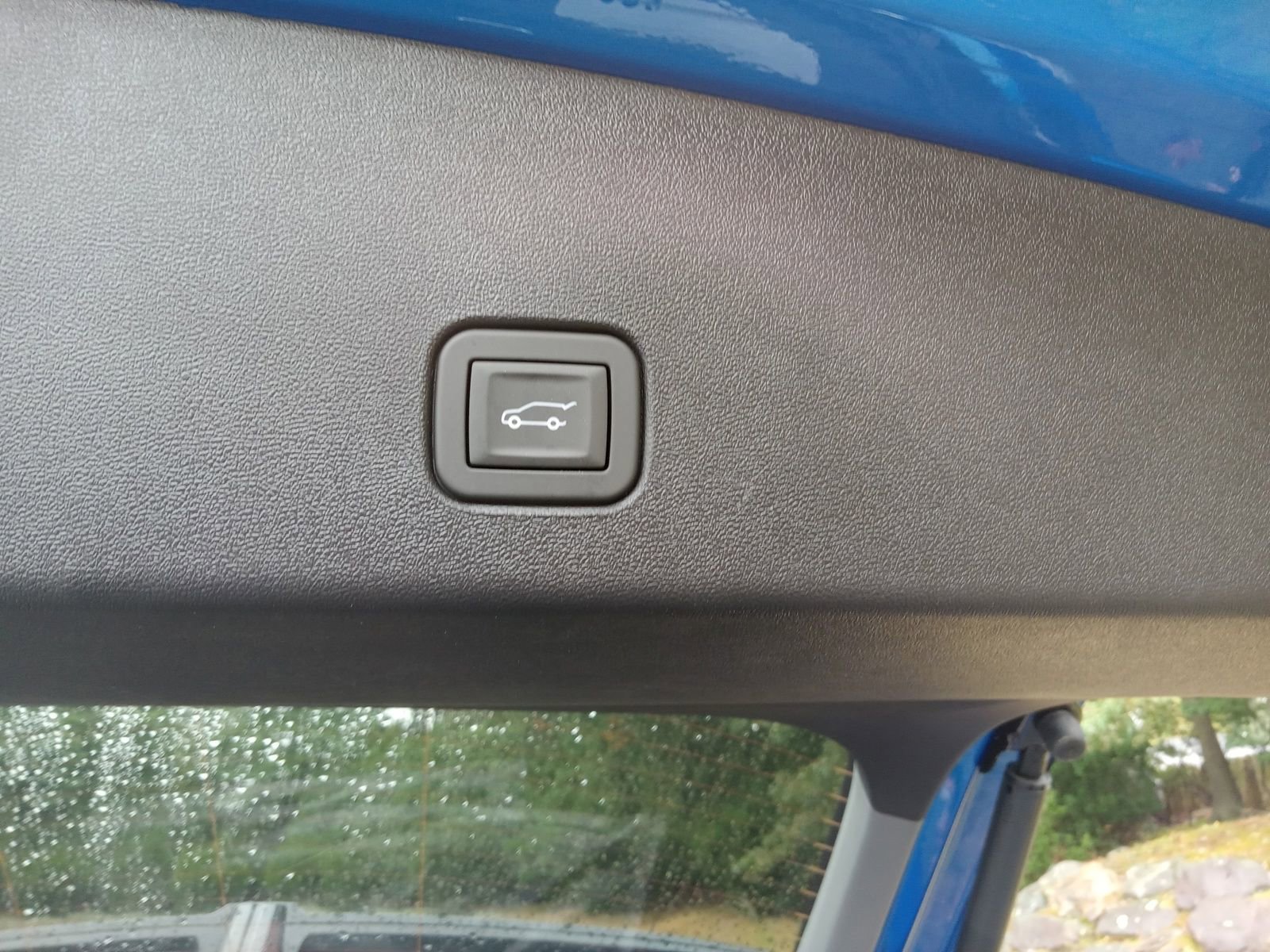 New 2025 Cadillac Optiq Luxury 2 w/ LPO, ONYX Package image 24